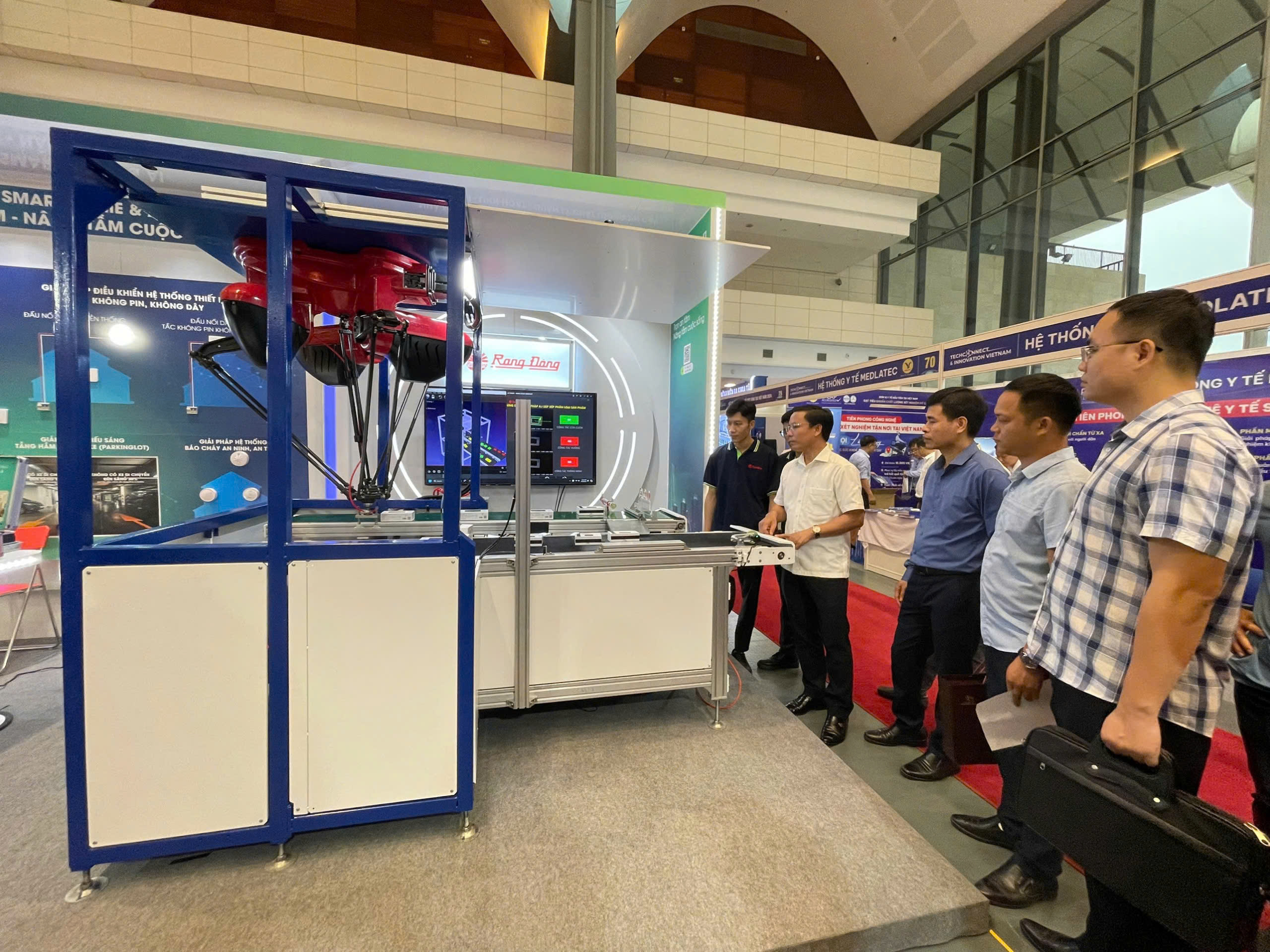Mô hình sản xuất thông minh của Rạng Đông rất thu hút khách đến thăm quan